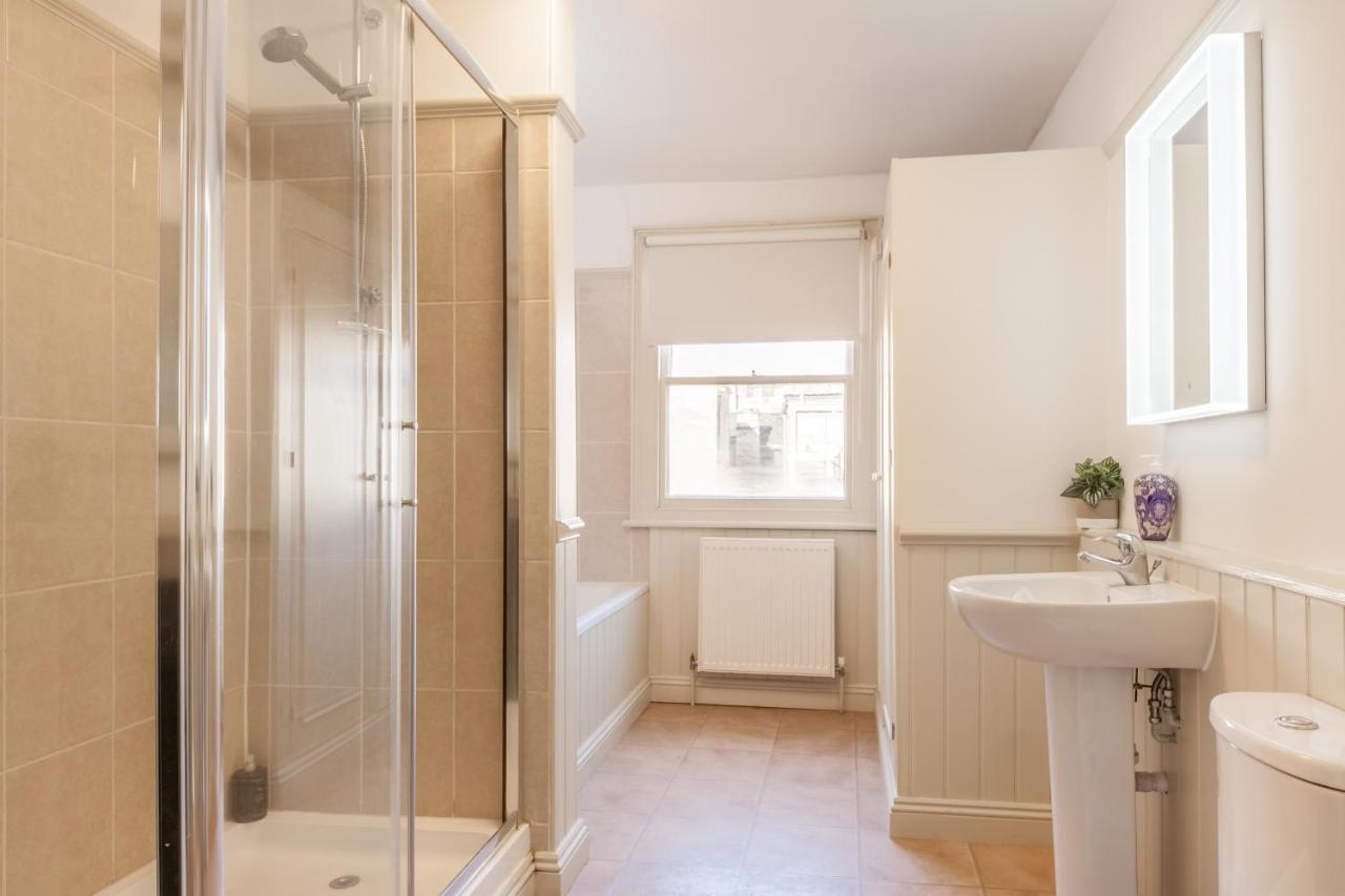 City Centre Stunning House-Roman Baths - 3Min Walk - 4 Bedrooms Extérieur photo